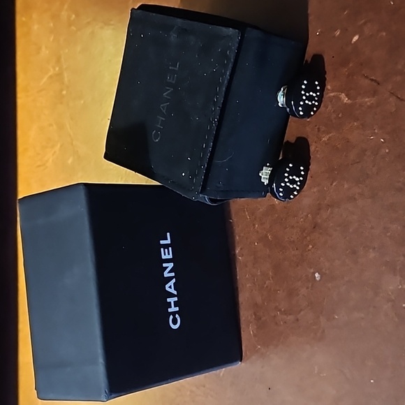 Chanel Vintage CC Logo Clip-On Black earrings - Picture 1 of 7